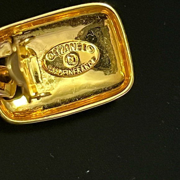 Vintage CHANEL Gold Logo Hoop Clip On Earrings - Picture 7 of 13